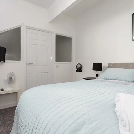 Clifton Bespoke Serviced Apartment